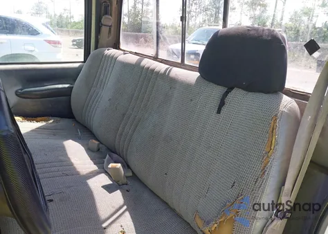 2000 Chevrolet C3500 z USA, uszkodzony, nr VIN 1GCGC34R1YR143112